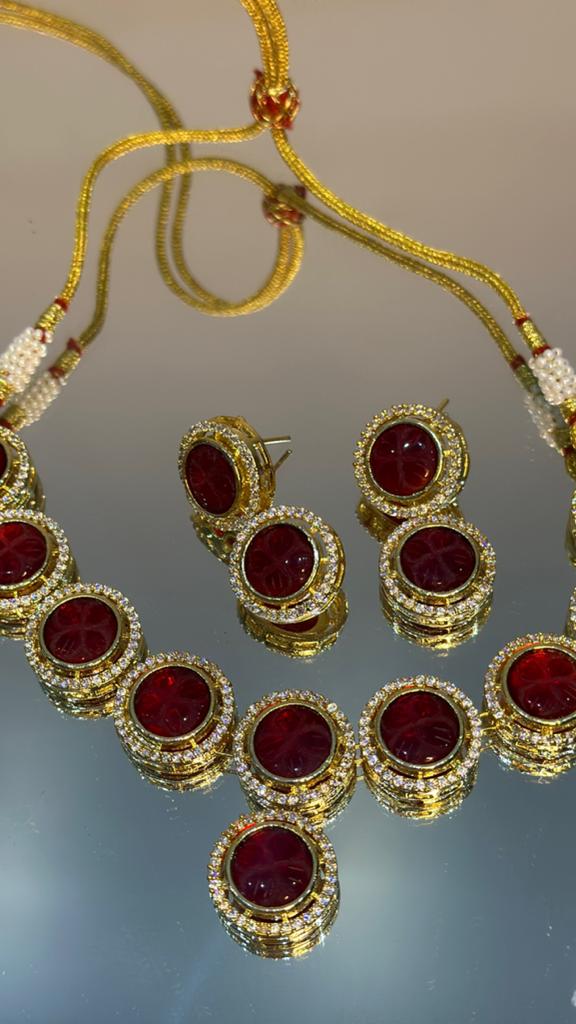 Uncut Kundan Set With Carving Stone