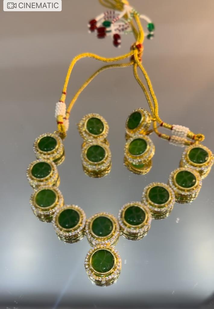 Uncut Kundan Set With Carving Stone